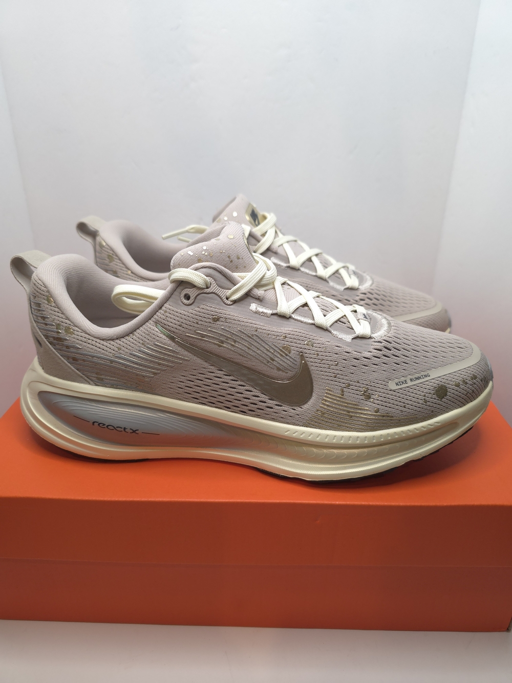 Big Kids Nike Vomero 18 Running Shoes 7Y/8.5W  IM6127 200